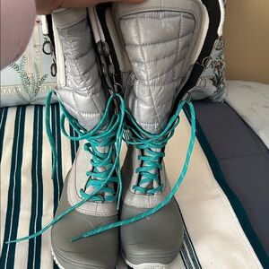 The North Face Stylish Women's Winter Boots with Teal Accents